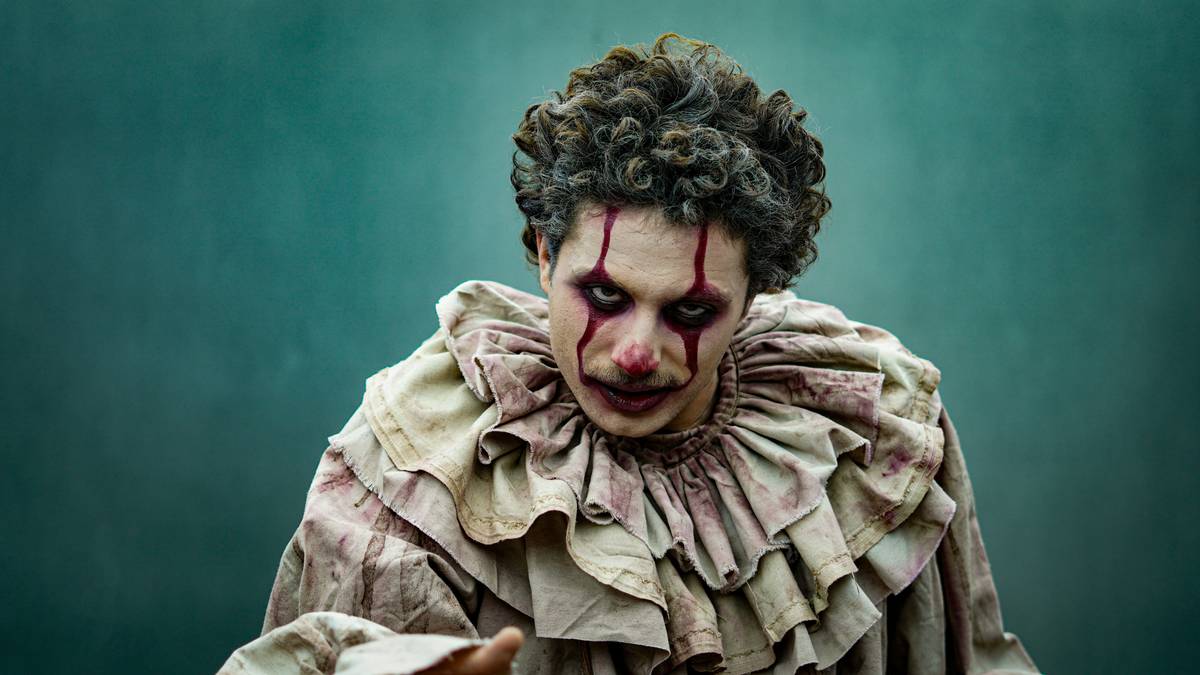 Infographic showing core elements of psychological horror in games: unreliable narrator, environmental distortion, moral ambiguity, sanity mechanics, minimal combat