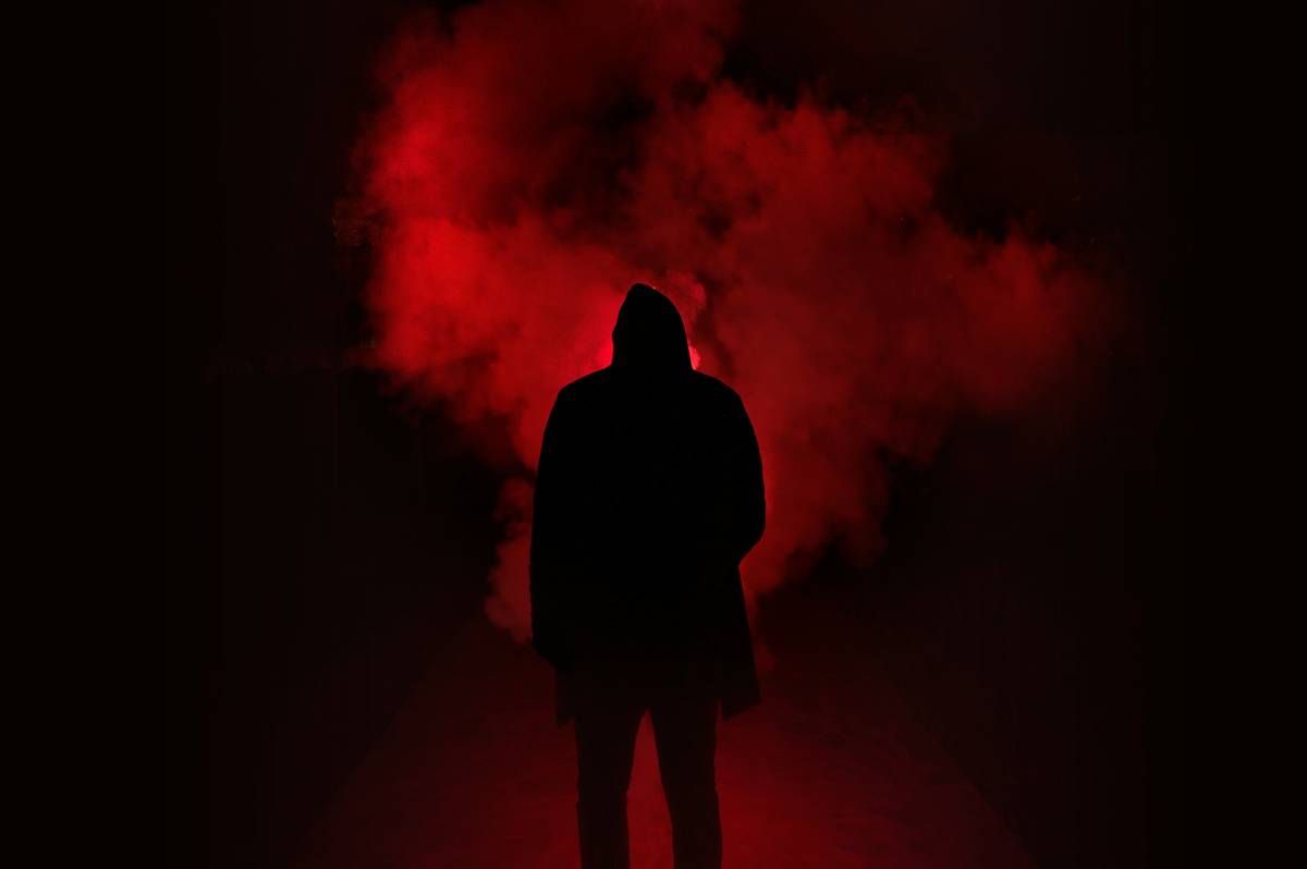 Infographic showing core mechanics of psychological thriller themes: unreliable narrator (32%), environmental distortion (28%), audio manipulation (22%), fragmented timeline (18%)