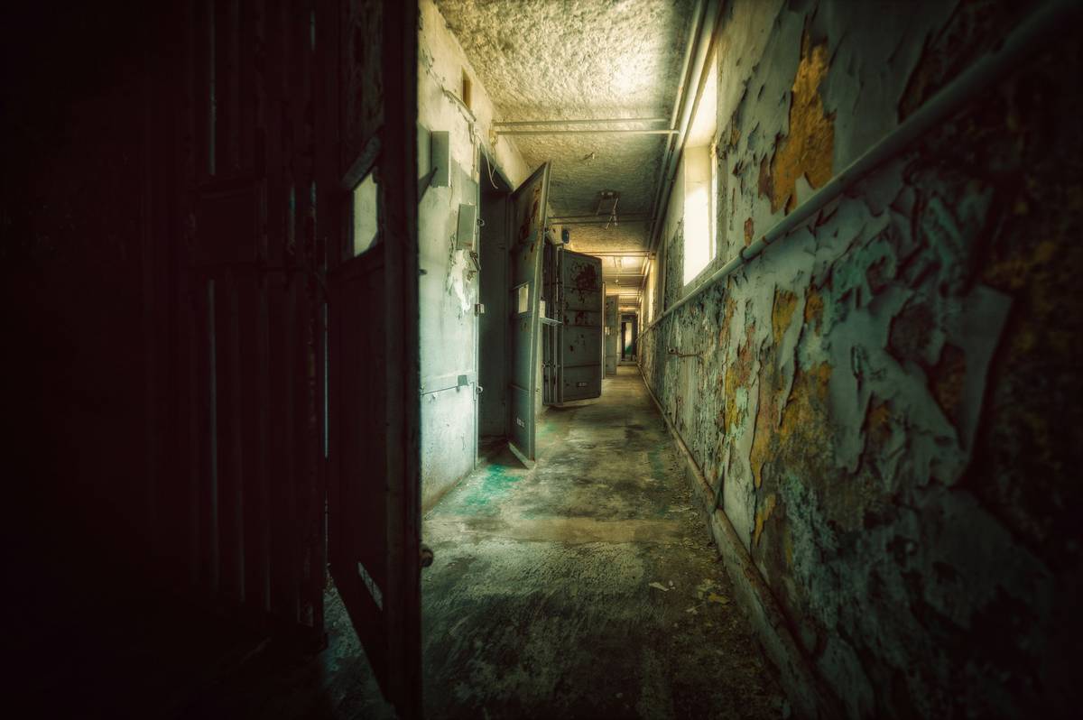 Infographic showing five core themes for psychological horror: Isolation, Loss of Control, Identity Fragmentation, Guilt/Trauma, Perceptual Distortion with game examples like Silent Hill, Soma, and Signalis